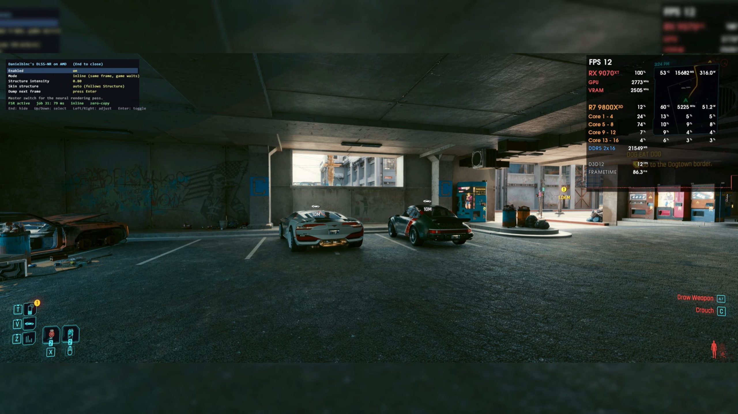Capture d'écran de Cyberpunk 2077 dans un garage sombre avec deux voitures. L'overlay indique seulement 12 FPS avec une RX 9070XT et un R7 9800X3D.