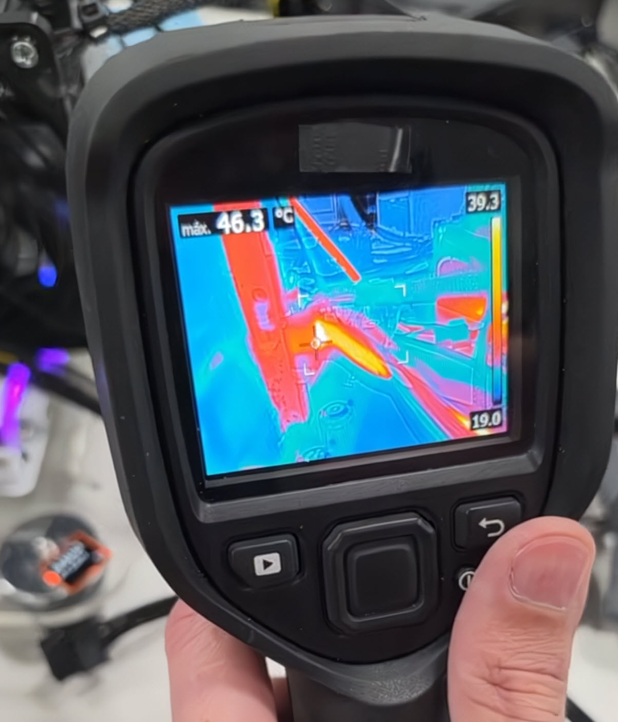 Capture d'écran d'une caméra thermique montrant la répartition de chaleur.