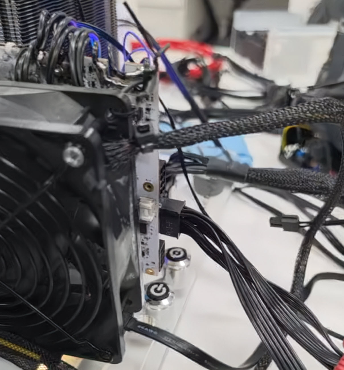 Vue d'ensemble du setup de test avec la carte graphique et son ventilateur.