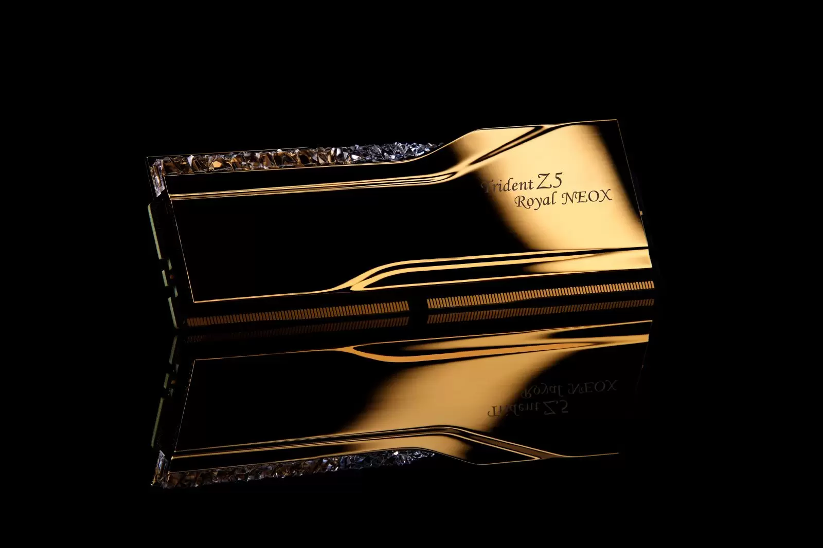 Un module de RAM G.SKILL Trident Z5 Royal NEOX avec une finition dorée réfléchissante et un bord supérieur stylisé.