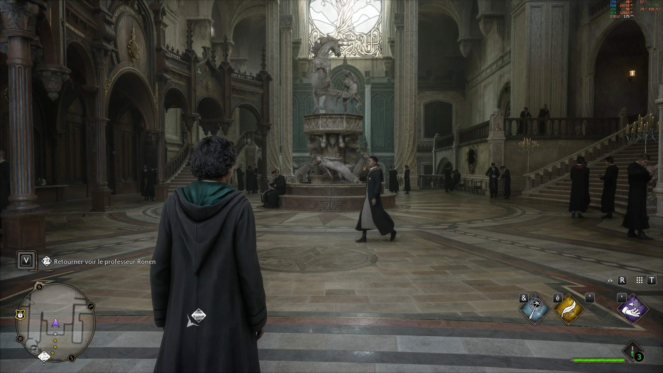 Hall principal de Hogwarts Legacy avec une quête affichée.