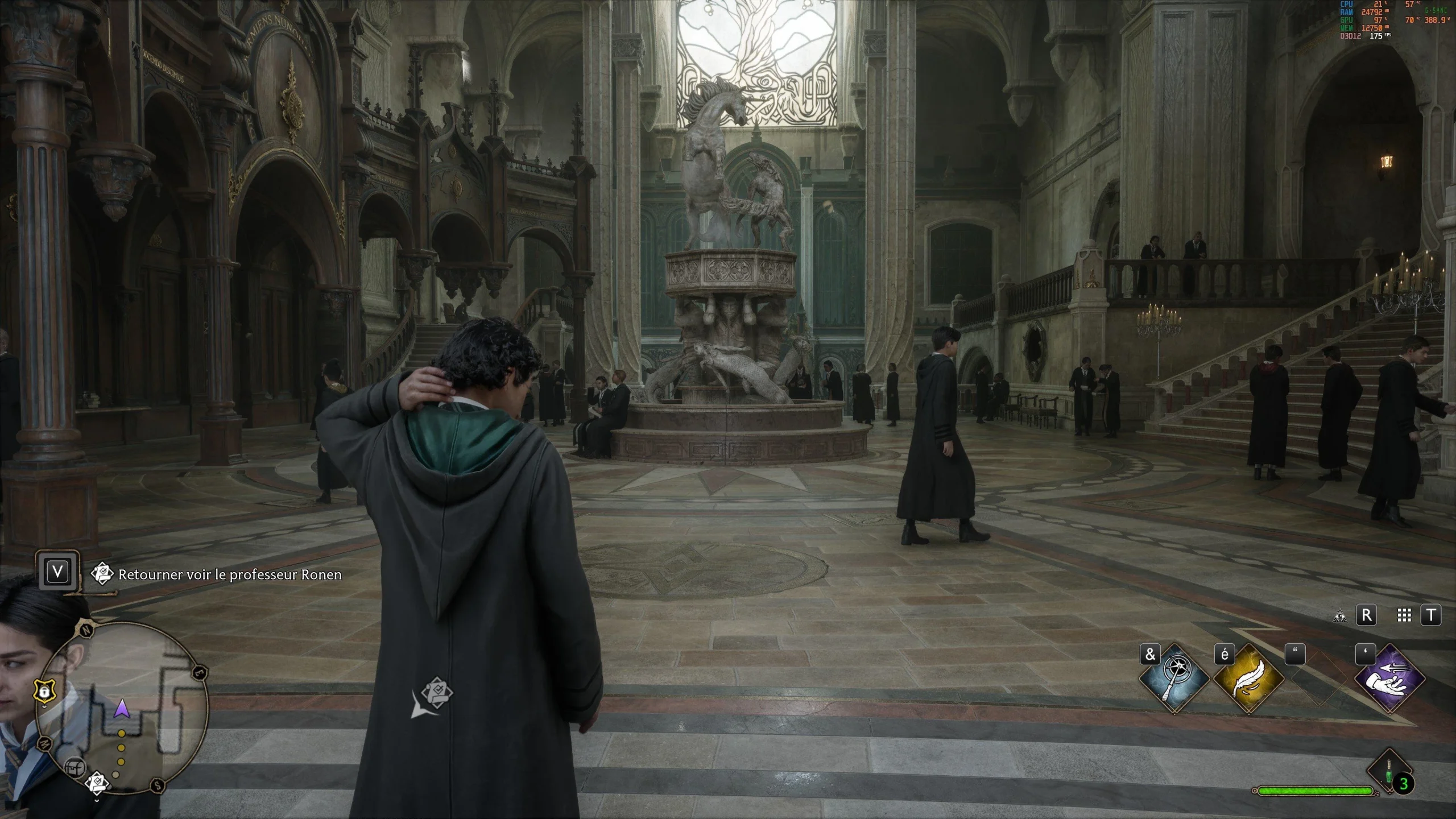 Hall avec fontaine dans Hogwarts Legacy.