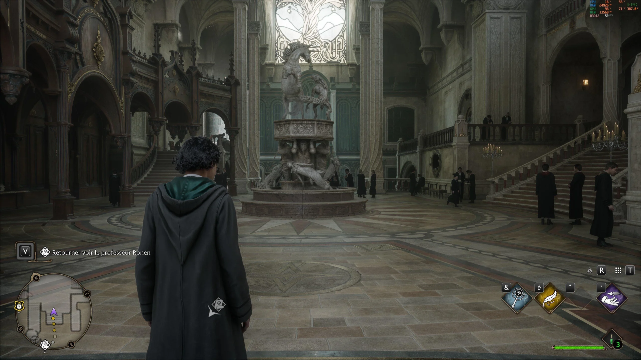 Une autre scène de Hogwarts Legacy dans un grand hall avec une fontaine.