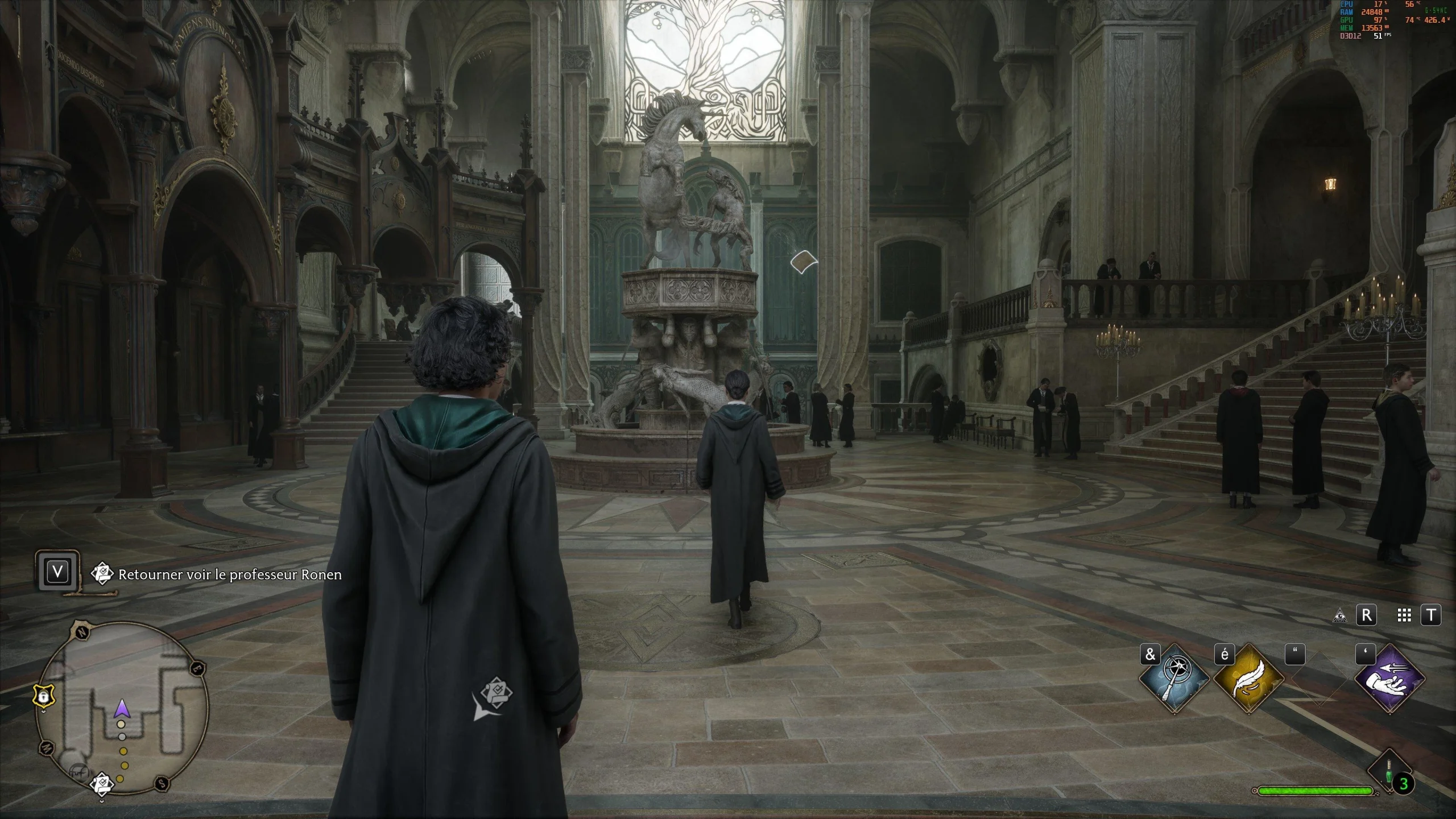 Une scène de Hogwarts Legacy montrant un personnage dans le hall principal.