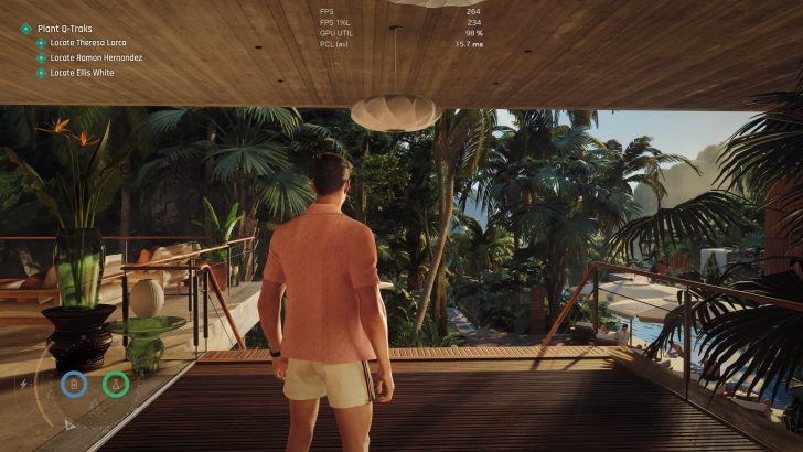 Un personnage dans 'Hitman' se tient sur une terrasse surplombant un décor tropical avec les objectifs 'Planter Q-Traks', 'Localiser Theresa Lorca', 'Localiser Ramon Hernandez' et 'Localiser Ellis White' affichés, ainsi que des métriques de performance à l'écran.