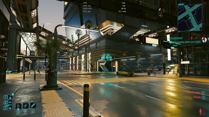 Une scène du jeu Cyberpunk 2077 montrant une rue futuriste avec des statistiques de performance 'FPS 158', 'GPU UTIL 98%' et une mini-carte en haut à droite.
