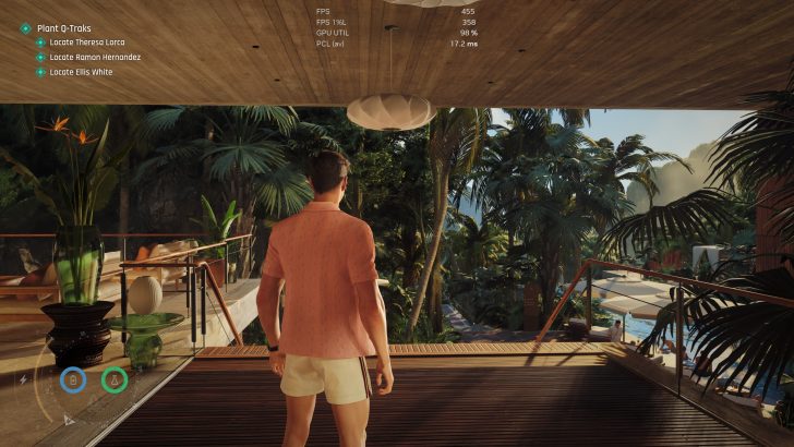 Un personnage dans 'Hitman 3' se tient sur une terrasse surplombant un environnement tropical luxuriant avec les objectifs 'Planter Q-Traks' et localiser des individus listés à l'écran, ainsi que des statistiques de performance montrant 'FPS' à 455.