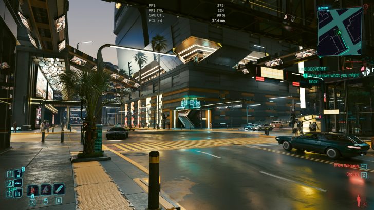 Une scène de rue du jeu 'Cyberpunk 2077' montre un paysage urbain futuriste avec une voiture et des piétons, affichant 'FPS 275' et 'GPU UTIL 98%'.
