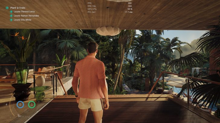 Un personnage dans 'Hitman 3' se tient sur un balcon surplombant un décor tropical, avec des objectifs de mission dont 'Localiser Theresa Lorca' affichés à l'écran.