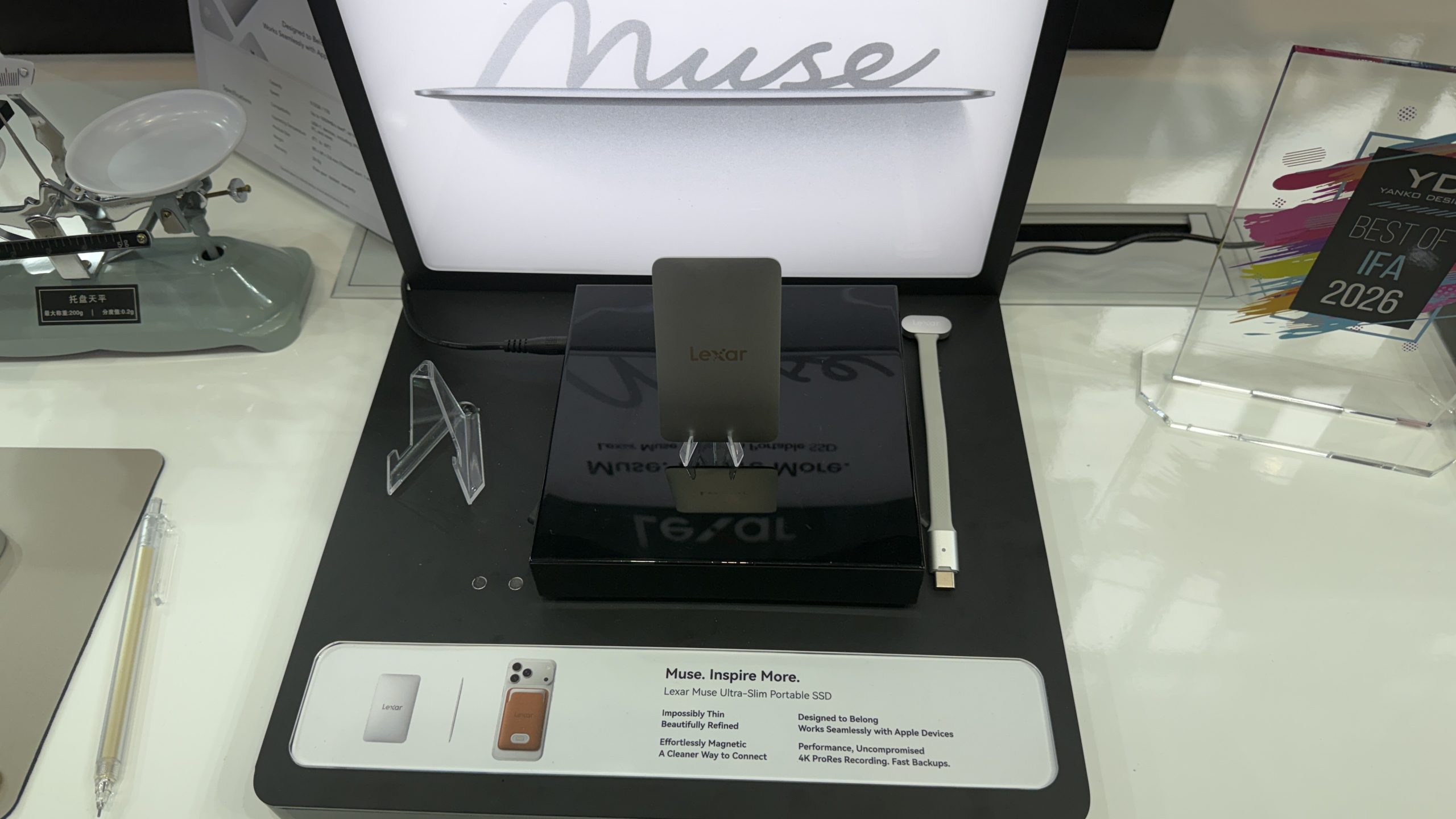 Le SSD Lexar Muse est exposé sur un support avec du texte promotionnel.