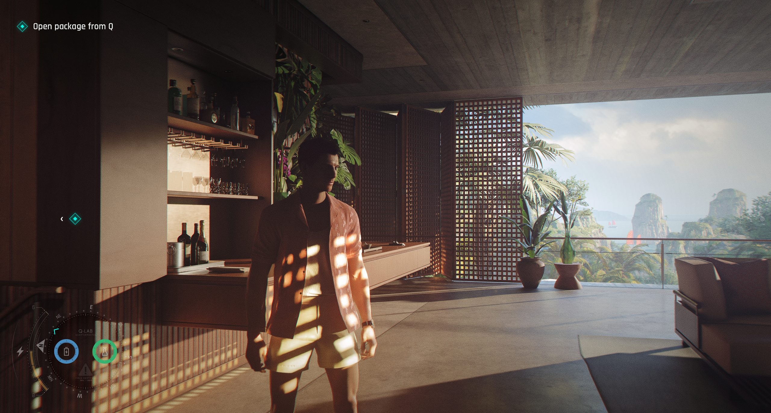 Un personnage de '007 First Light' se tient dans un appartement moderne baigné de soleil avec une vue panoramique. L'objectif 'Ouvrir le colis de Q' est affiché à l'écran.