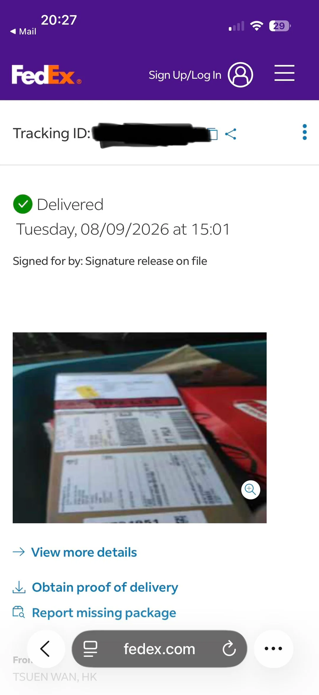Un écran de confirmation de livraison FedEx montrant un colis délivré le mardi 08/09/2026 à 15h01, avec un identifiant de suivi flouté.