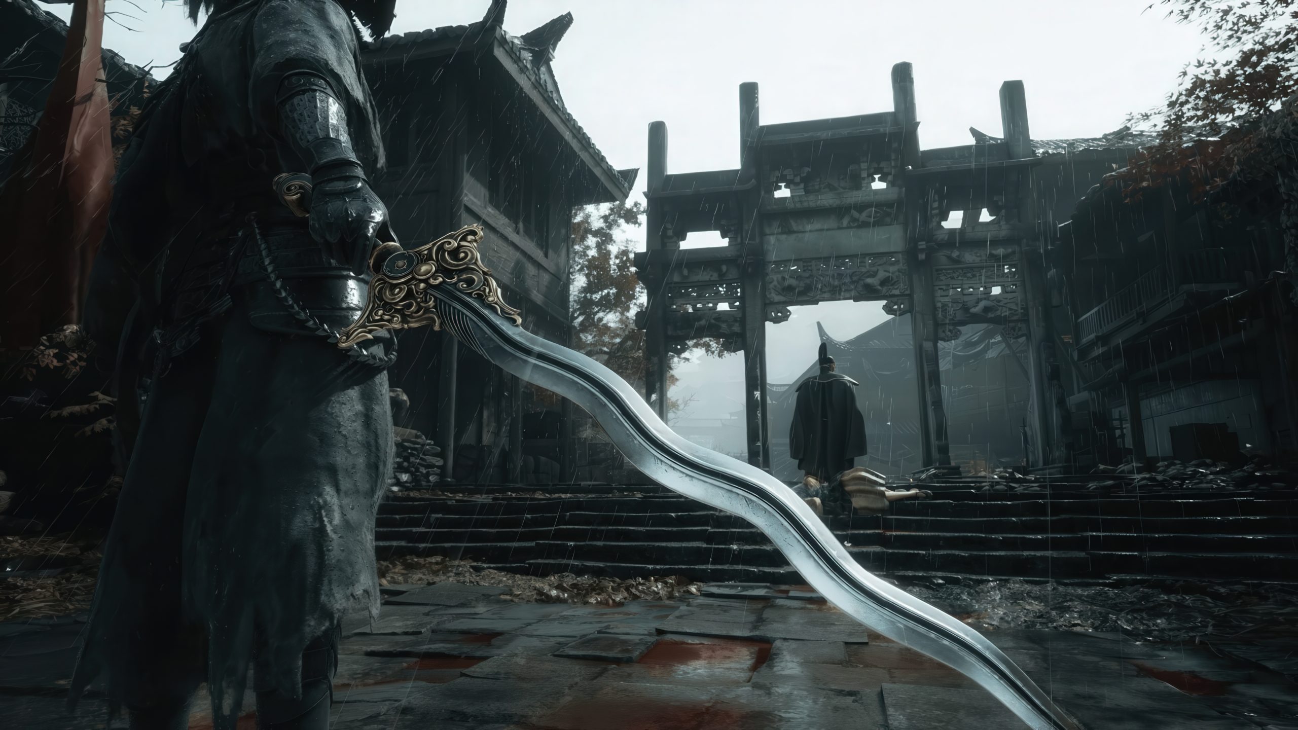 Un personnage tenant une épée ornée affronte une silhouette encapuchonnée sous la pluie, dans un décor architectural asiatique ancien.