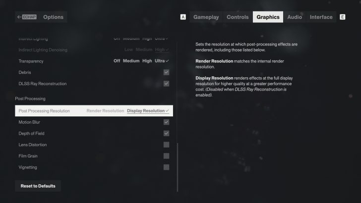 L'image montre un menu de paramètres graphiques avec l'option 'Post Processing Resolution' basculée sur 'Display Resolution', et des réglages pour la transparence, DLSS Ray Reconstruction, le flou de mouvement et d'autres effets.