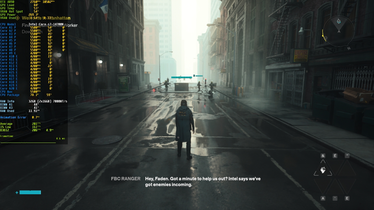 Un personnage dans un paysage urbain du jeu montre des statistiques matérielles superposées avec une NVIDIA GeForce RTX 4090 et un Intel Core i7-14700HX, à côté du texte 'Hey, Faden. Got a minute to help us out? Intel says we’ve got enemies incoming.'