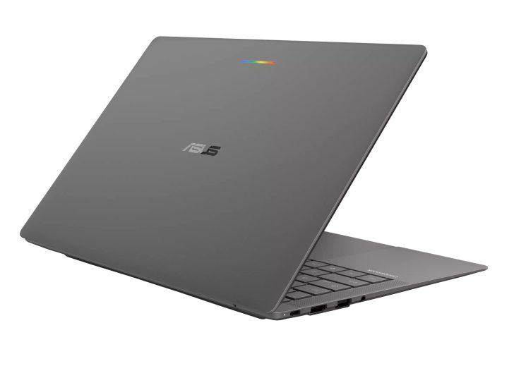 Un Googlebook 14 ASUS gris, partiellement ouvert, montrant son logo sur le couvercle.