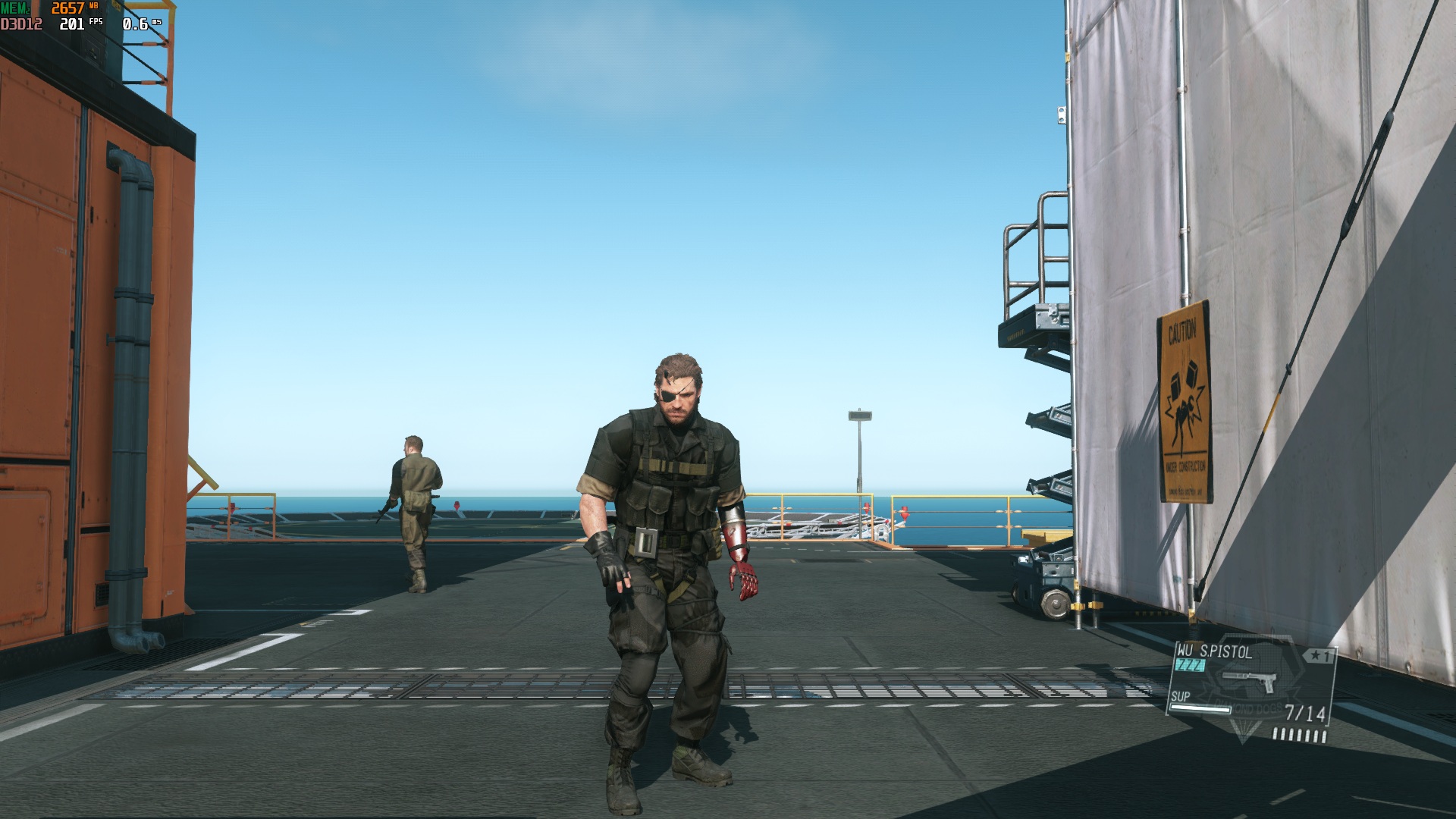 Un personnage se tient sur une plateforme offshore dans Metal Gear Solid V: The Phantom Pain, portant un équipement tactique et un bras prothétique rouge. Des statistiques de jeu à l'écran indiquent '201 FPS'.