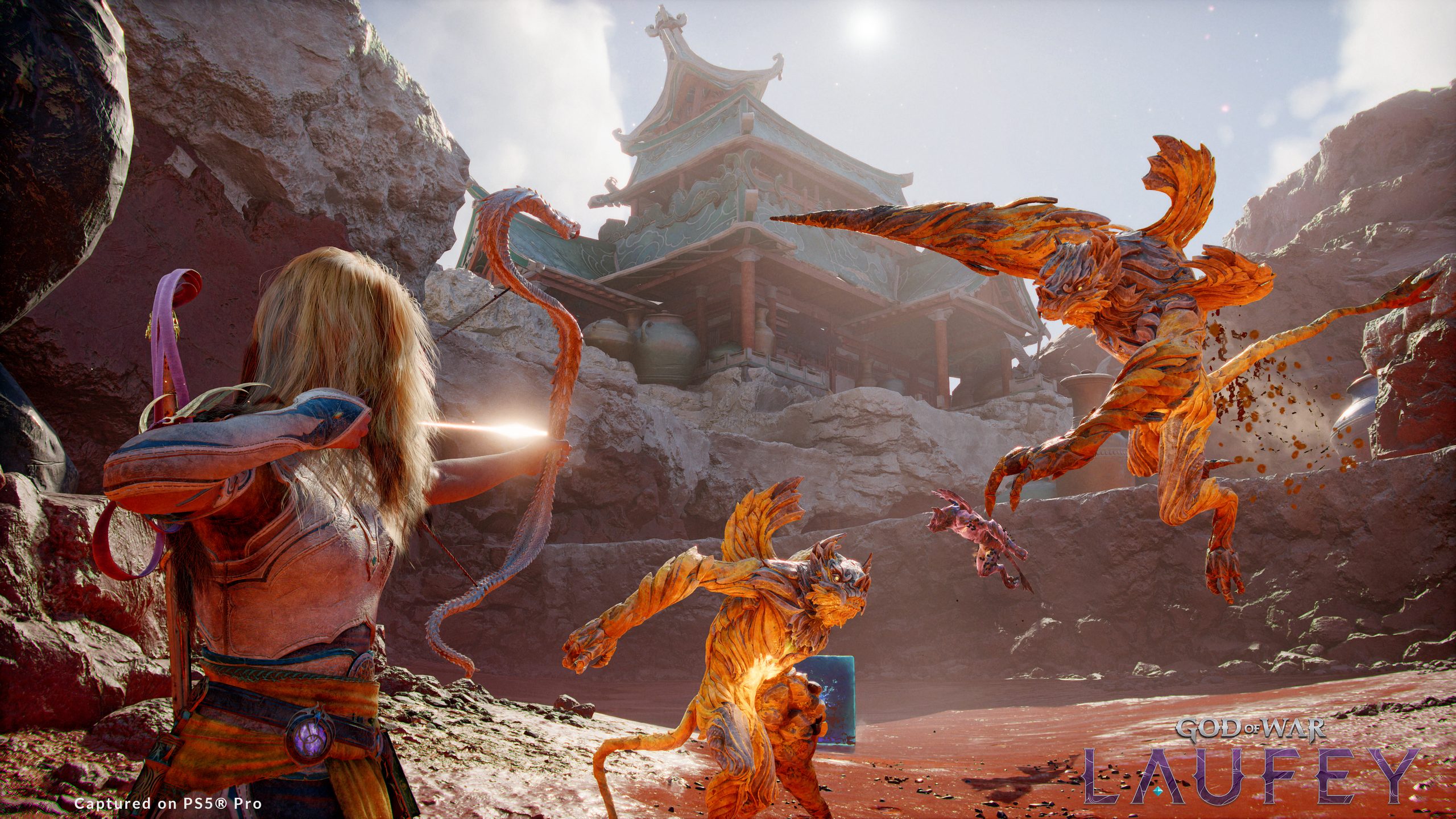 Une scène de God of War Laufey sur PS5 Pro montrant un personnage visant avec un arc deux créatures attaquantes près d'un temple.