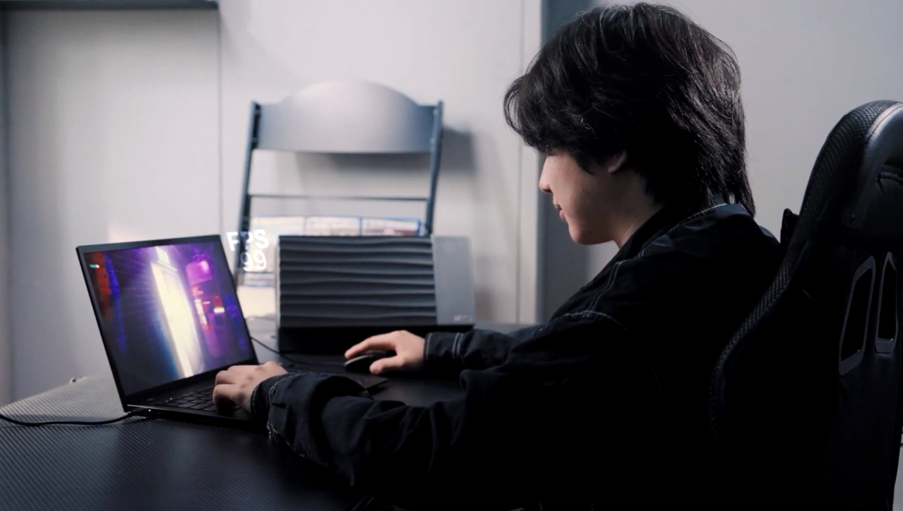 Personne jouant sur un portable connecté au WiCi One, affichant 99 FPS