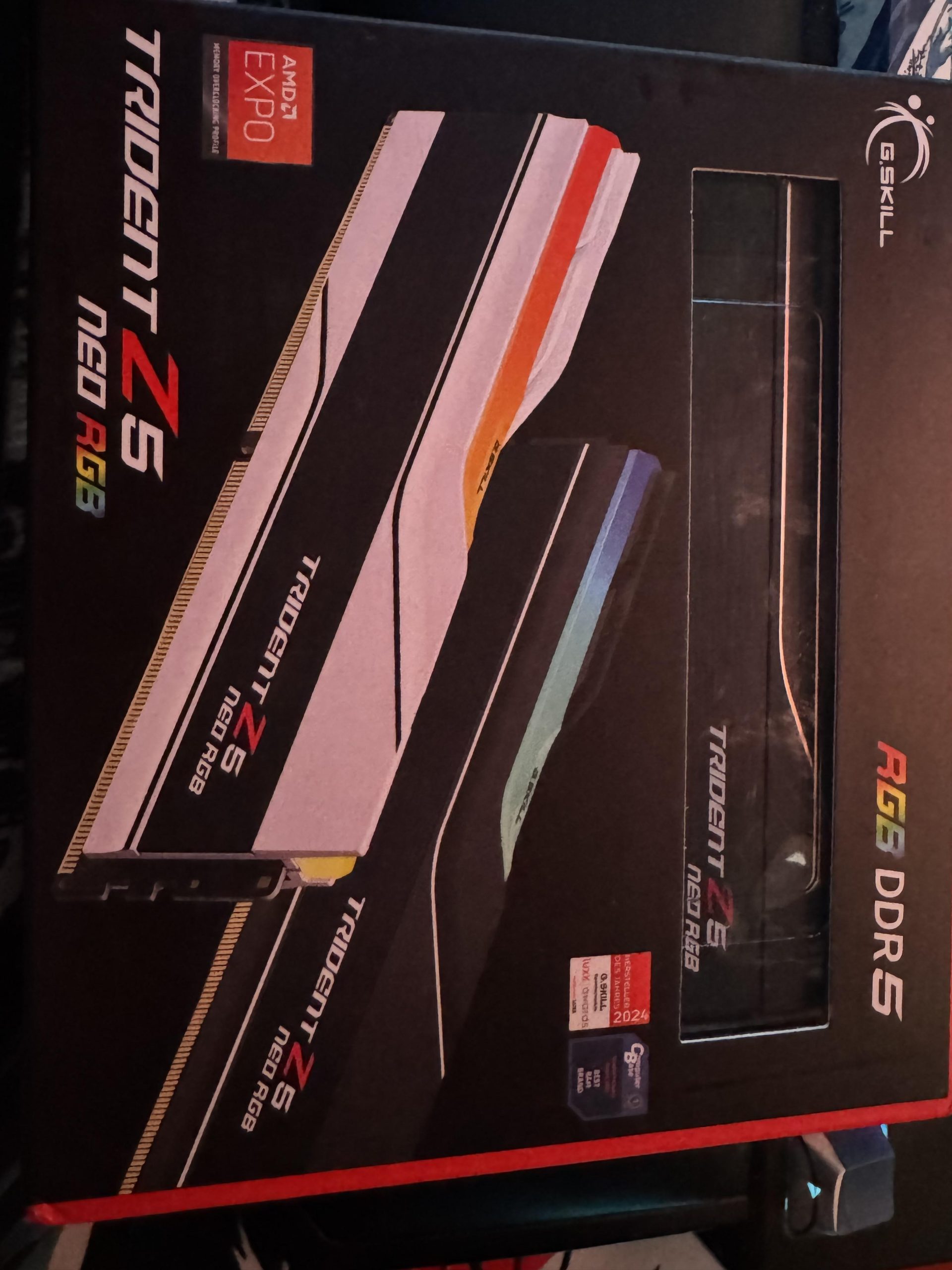 Un kit G.SKILL Trident Z5 Neo RGB DDR5 avec support AMD Expo est affiché, montrant la marque et le design du produit.