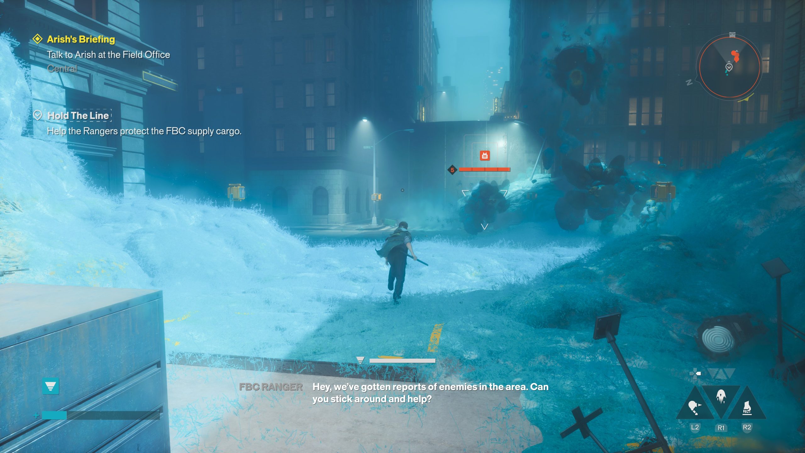 Un personnage du jeu 'Control' court dans une rue enneigée. Une invite de mission indique 'Le briefing d'Arish' et un dialogue d'un 'Ranger du FBC' demande de l'aide contre des ennemis.