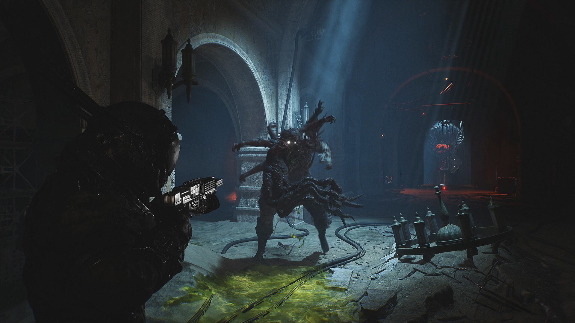 Un personnage dans 'Cronos Lazarus' combat une créature grotesque aux yeux luminescents dans un couloir sombre et voûté.