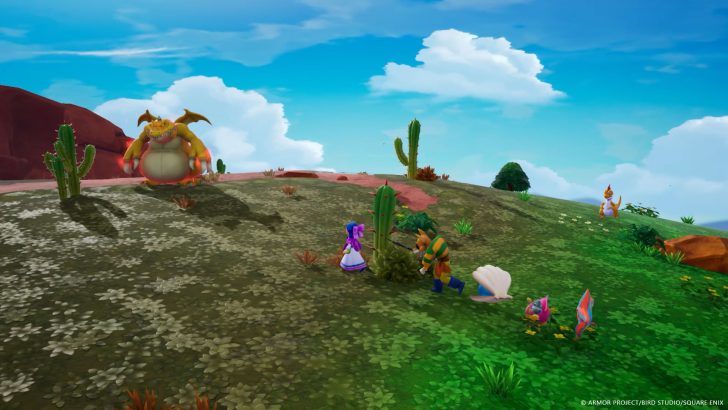 Une scène de Dragon Quest Treasures montre des personnages explorant une colline herbeuse avec une grande créature ressemblant à un dragon et des cactus.