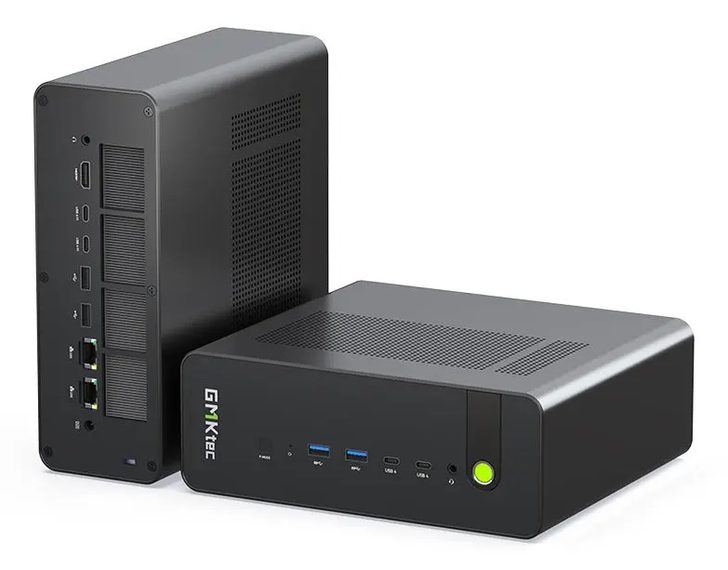 Deux mini PC GMKtec noirs avec leurs ports visibles et un bouton d'alimentation vert, le logo GMKtec est présent sur le panneau avant.