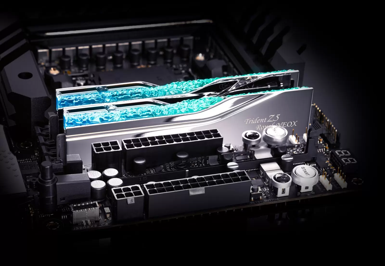 Barrettes de mémoire G.SKILL Trident Z5 Royal Elite avec radiateur argenté complexes installées sur une carte mère.