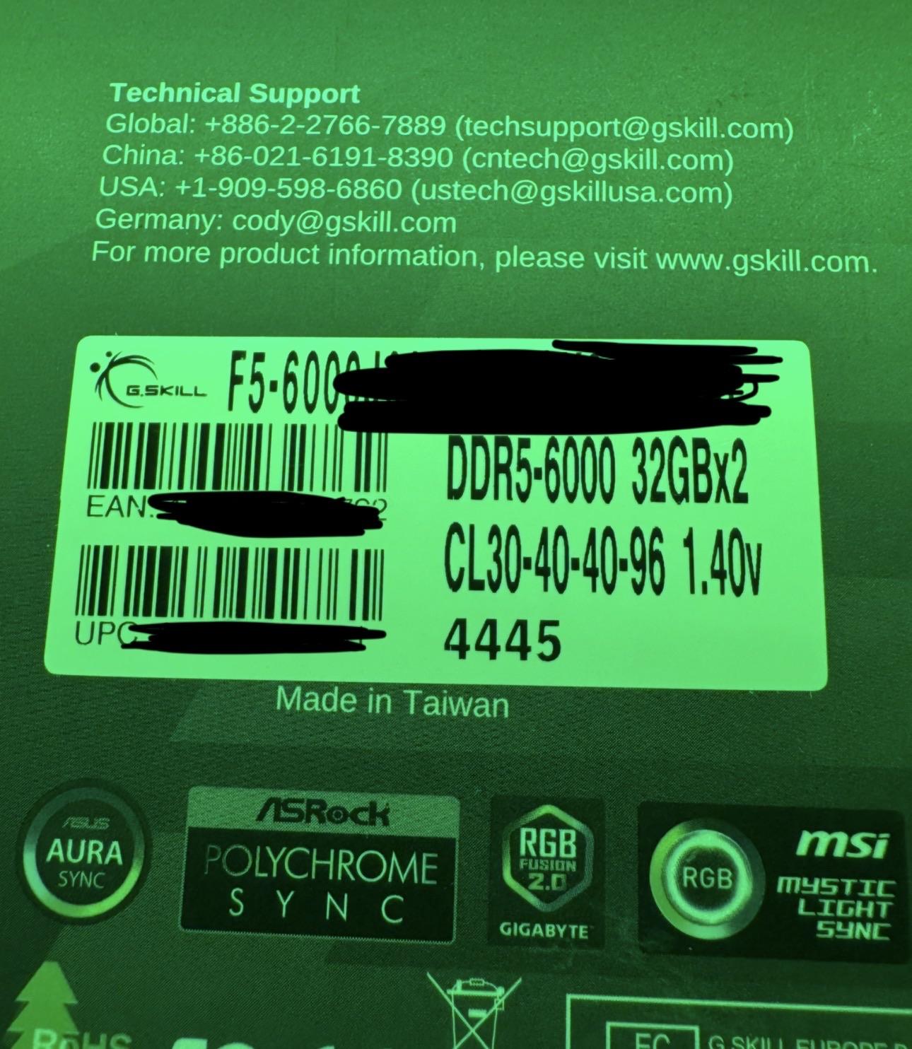 Une étiquette de packaging montre “G.SKILL DDR5-6000 32GBx2 CL30-40-40-96 1.40v” avec les logos ASUS Aura Sync, ASRock Polychrome Sync, Gigabyte RGB Fusion 2.0 et MSI Mystic Light Sync.