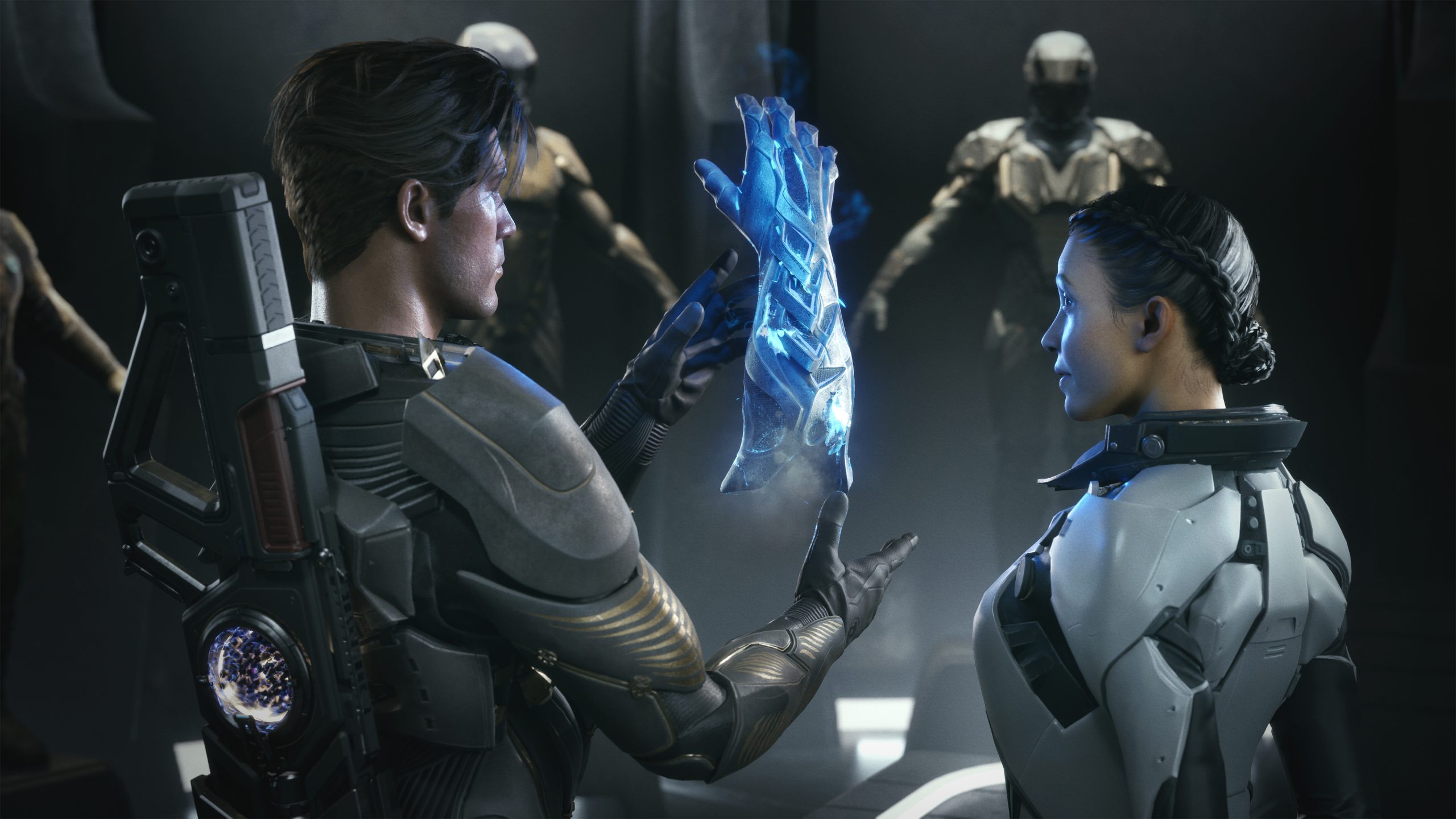 Deux personnages en armure futuriste examinent un gantelet holographique bleu lumineux dans un décor de science-fiction.