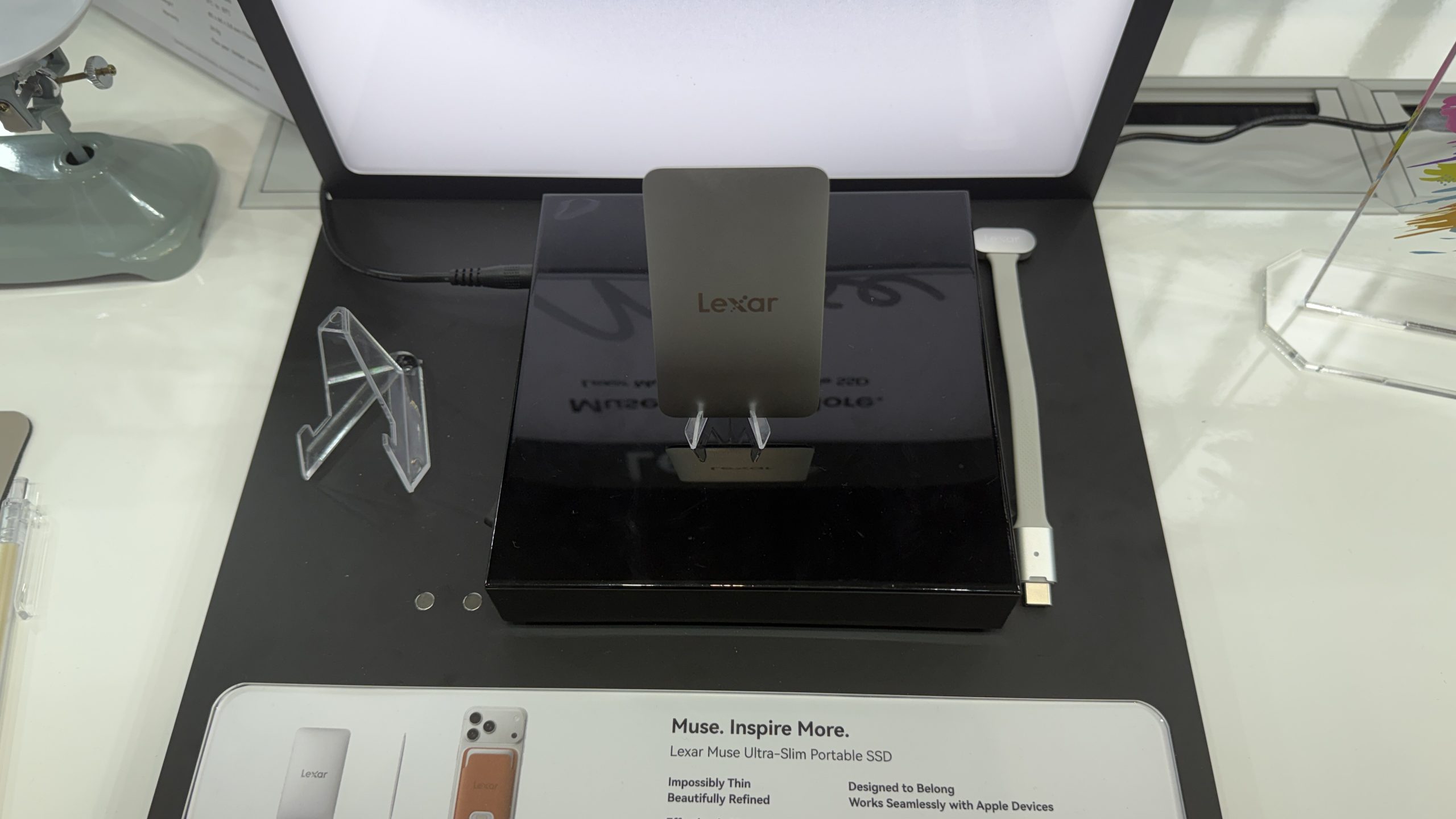 Un présentoir expose le SSD portable ultra-fin Lexar Muse avec une carte de promotion.