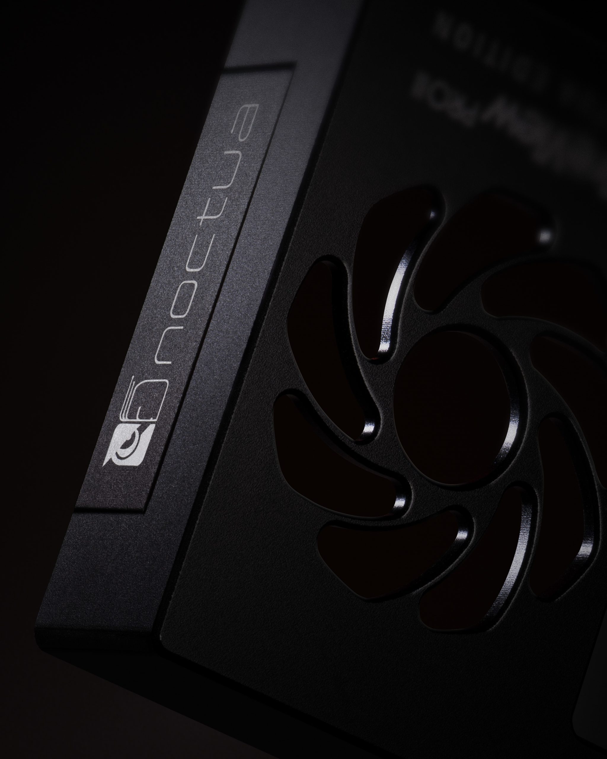 Un ventilateur de refroidissement Noctua de près, avec le nom de la marque et son logo visibles sur le côté.
