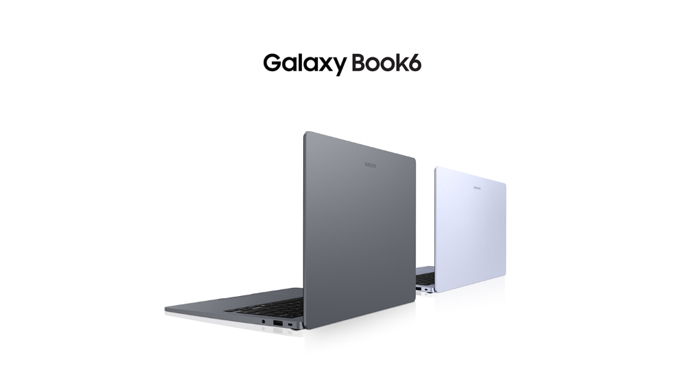 Deux ordinateurs Samsung Galaxy Book6 ouverts côte à côte, l'un gris et l'autre blanc, avec le texte 'Galaxy Book6' au-dessus.