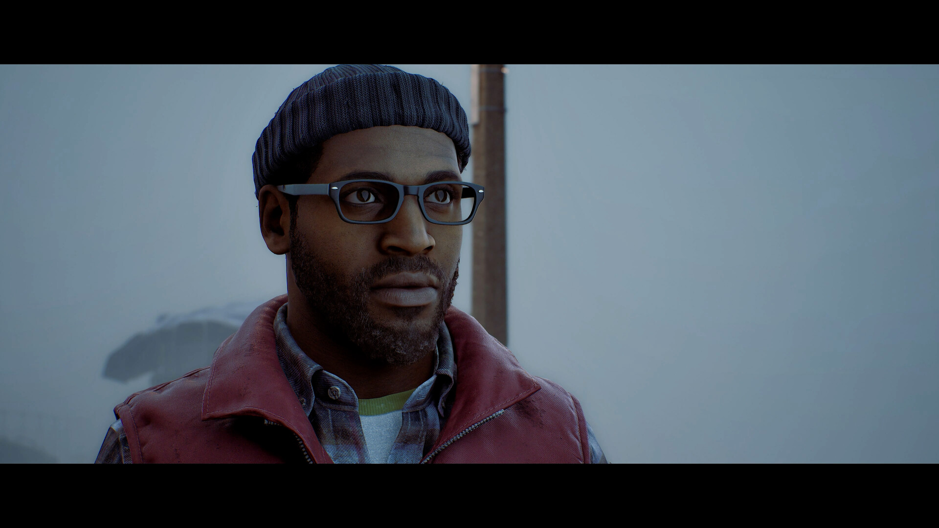 Un personnage du jeu SILENT HILL Townfall portant des lunettes et un bonnet, regardant pensivement au loin.