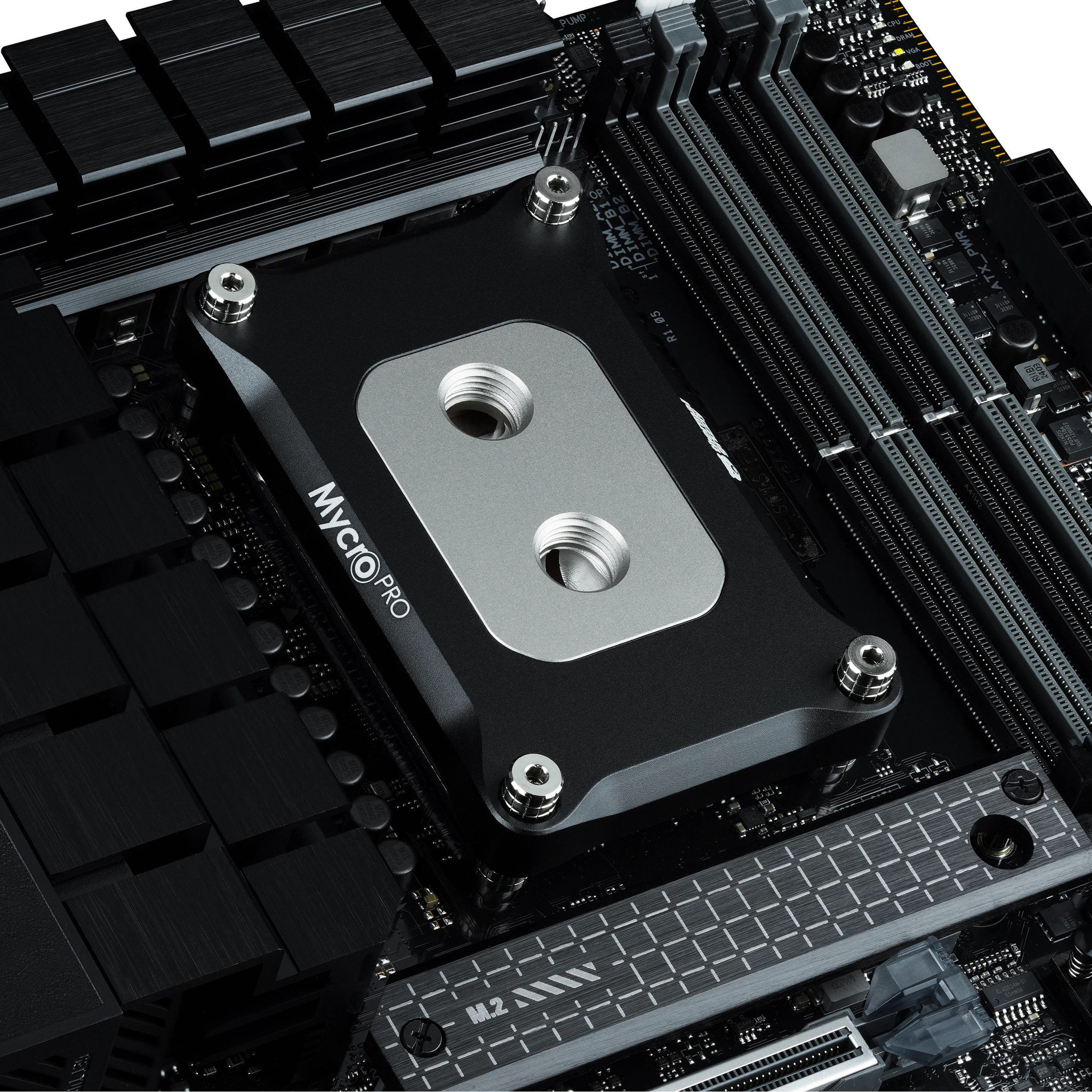 Un bloc à eau MYCRO Pro monté sur une carte mère avec des slots DIMM visibles et un emplacement marqué 'M.2'.