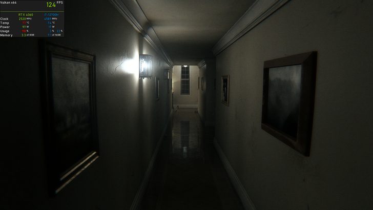 Un couloir faiblement éclairé dans un jeu rendu sur Vulkan x64 affiche '124 FPS' en haut à gauche, avec une NVIDIA RTX 4060 et un Intel i7-12700H, et des statistiques comme 'Clock 2520 MHz', 'Temp 77°C', et 'Usage 98%'.