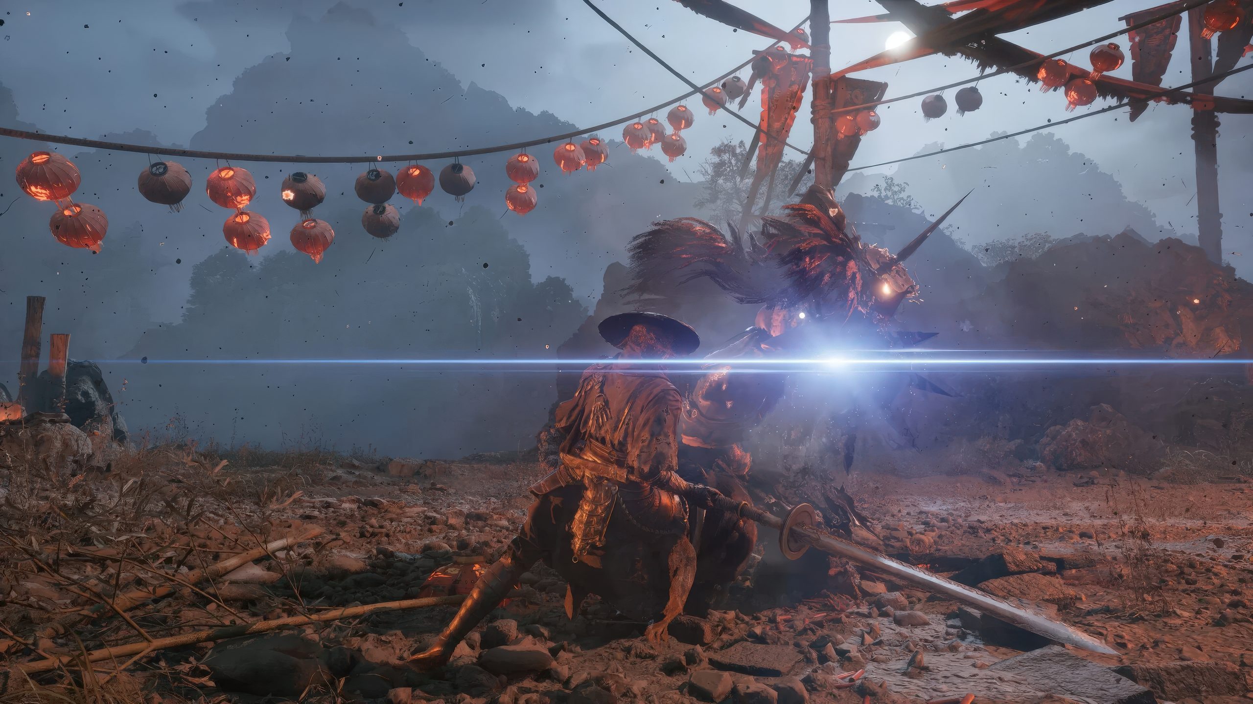 Un guerrier de Phantom Blade Zero affronte une créature mythique sous des lanternes, une lumière vive émanant de leur affrontement.