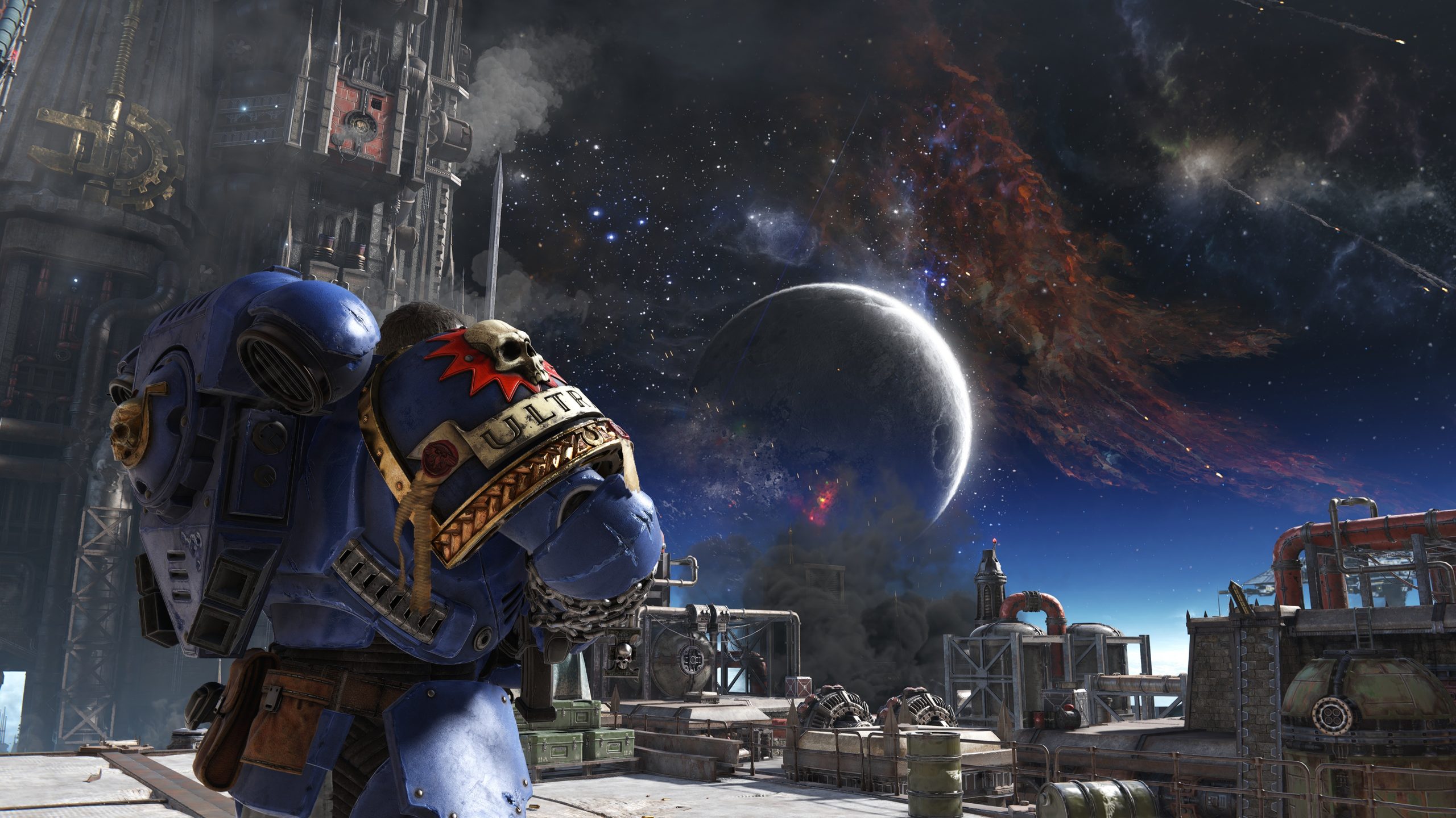 Un Space Marine du chapitre 'Ultramarines' se tient sur une plateforme industrielle futuriste, regardant une scène céleste avec une planète et des nébuleuses vibrantes.