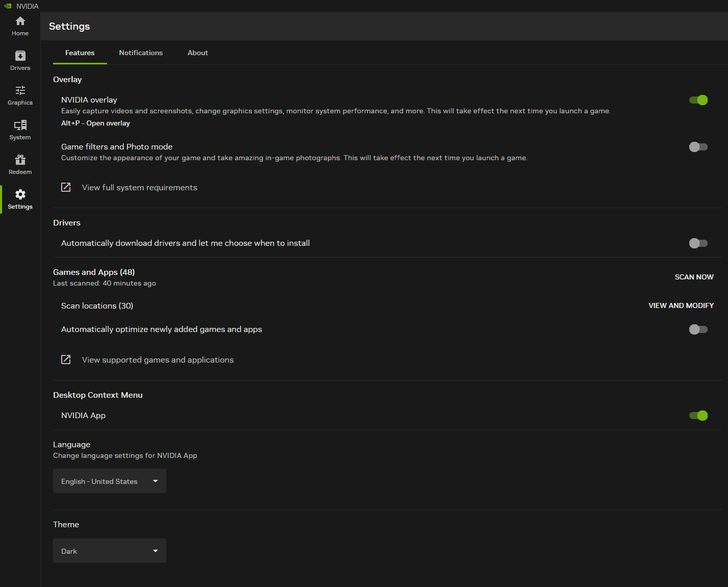 Menu des paramètres NVIDIA montrant les options pour la superposition, les pilotes, les jeux et applications, la langue et le thème avec 'NVIDIA overlay' et 'NVIDIA App' activés en mode sombre.