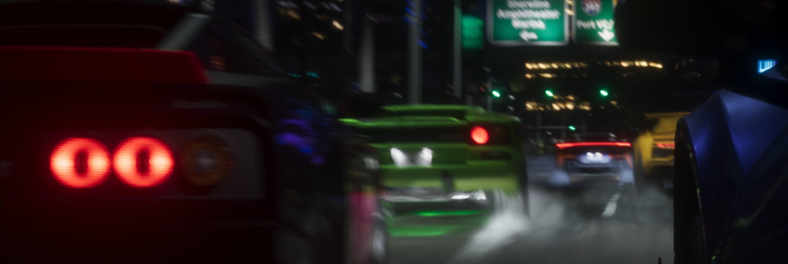 Scène nocturne de course automobile sur une artère, avec plusieurs bolides verts et rouges filant sous des enseignes lumineuses.