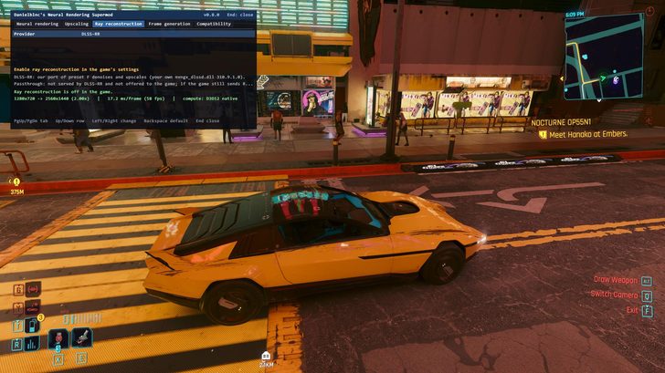 Capture de 'Cyberpunk 2077' montrant une voiture jaune, avec l'indication 'Ray reconstruction is off'.