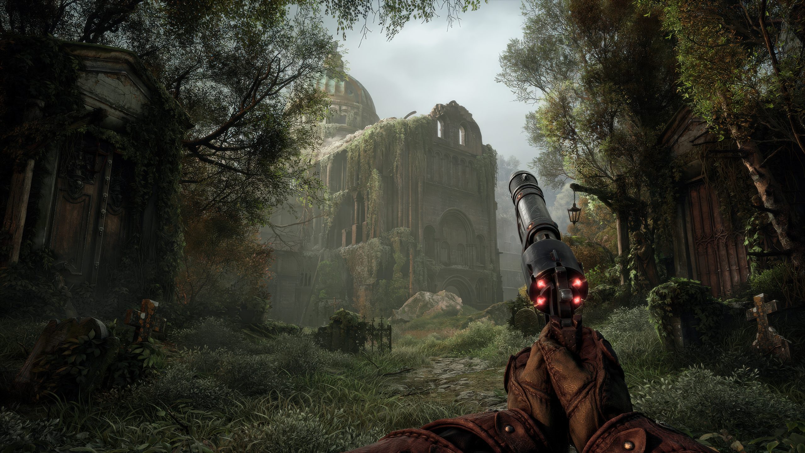 Un personnage dans Witchfire tenant une arme tout en explorant une cathédrale abandonnée et envahie par la végétation.