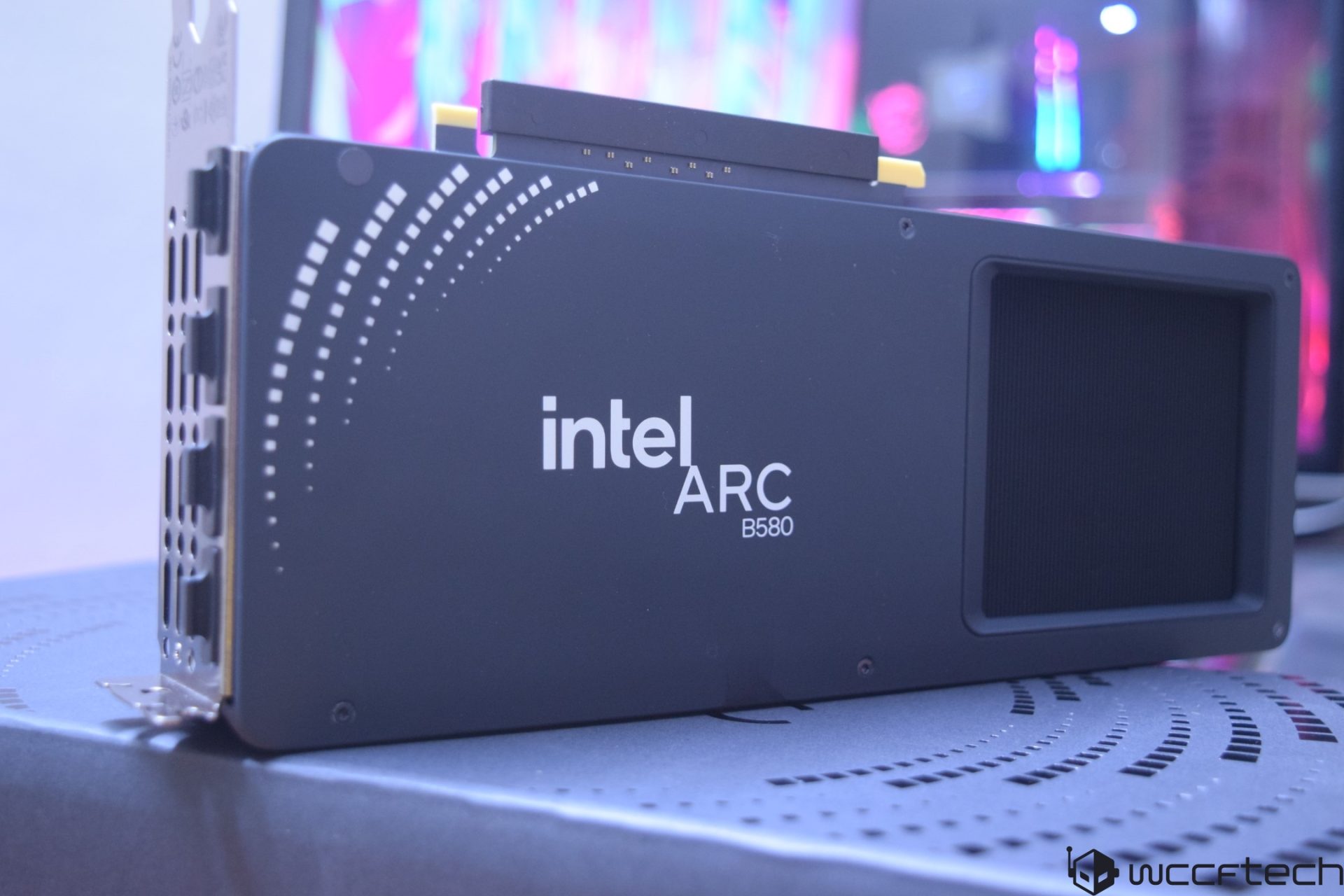 Gros plan sur une carte graphique Intel Arc B580.