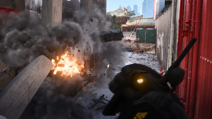 Une explosion dramatique se produit dans une ruelle étroite du jeu THE FINALS, des débris et de la fumée remplissant la scène.