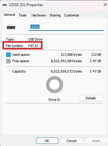 Une fenêtre Propriétés d'un lecteur USB sous Windows affiche le 'Système de fichiers' comme 'FAT32' avec une capacité de 7,47 Go.