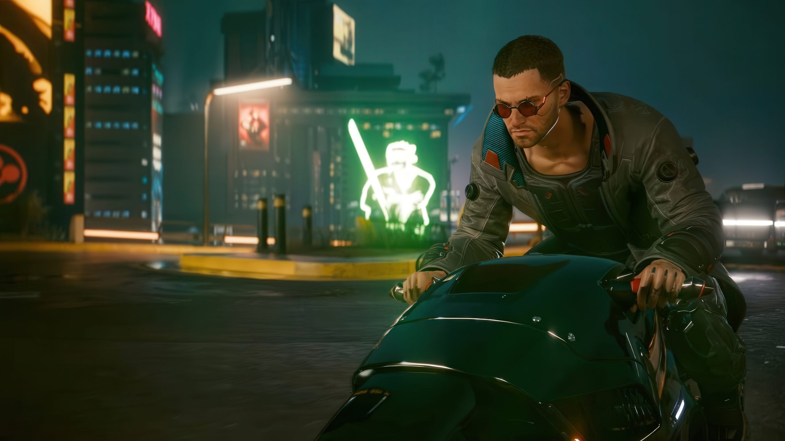 Un personnage de 'Cyberpunk 2077' portant des lunettes de soleil conduit une moto élégante dans un paysage urbain illuminé au néon avec une silhouette holographique verte en arrière-plan.