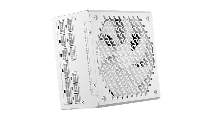 Un bloc d'alimentation modulaire blanc de la marque Corsair avec le texte 'CORSAIR' et 'Conçu pour être utilisé avec des câbles Corsair type 4 d'origine' à côté des connecteurs de câbles modulaires.