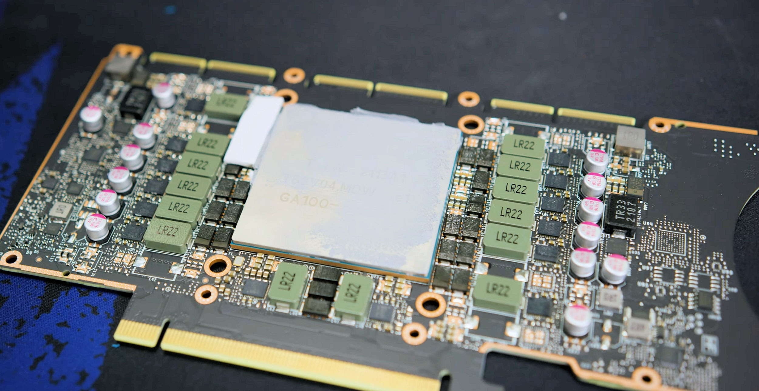 Un gros plan d'un circuit imprimé de GPU NVIDIA CMP 170HX.