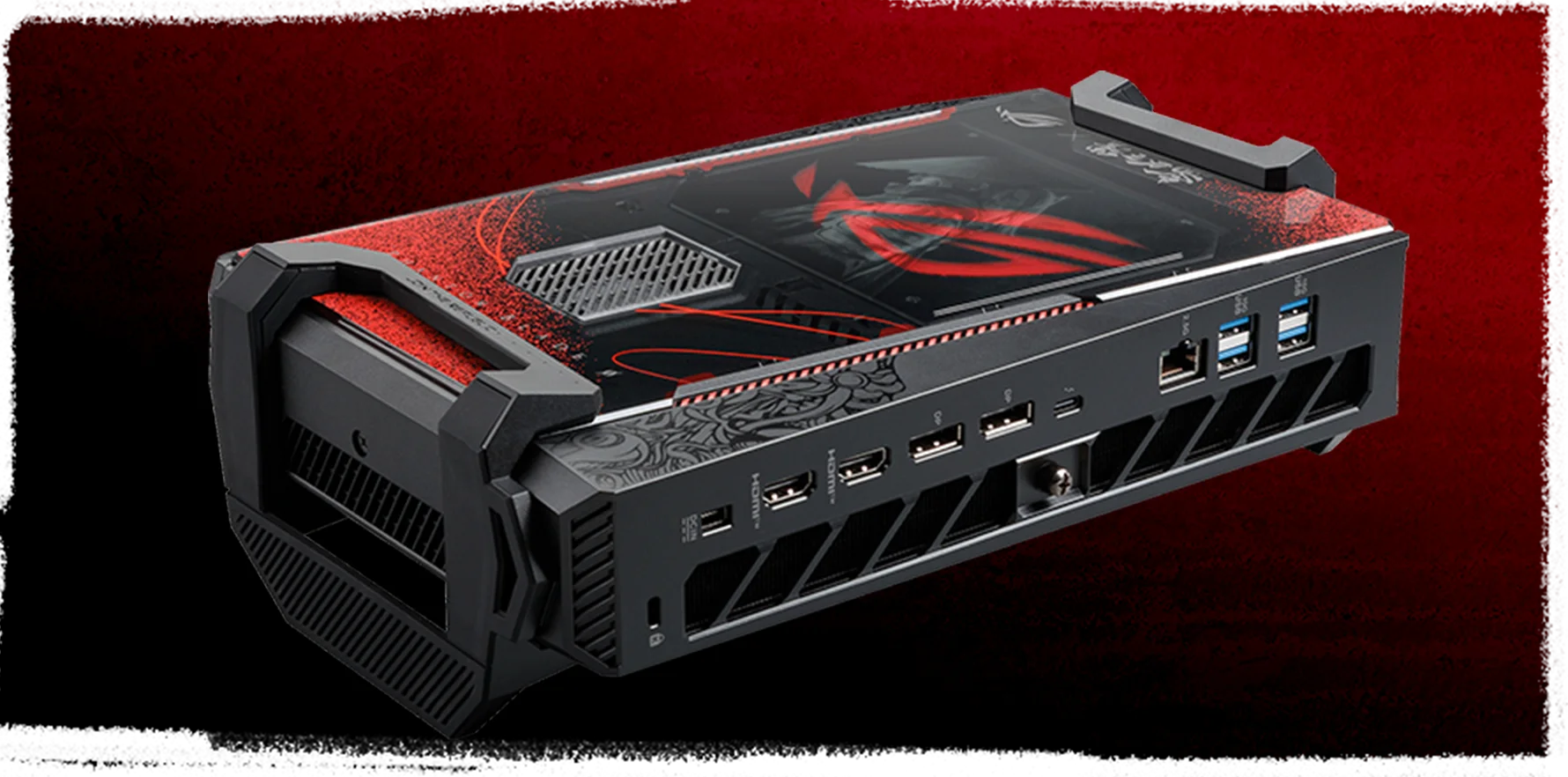 Gros plan sur les ports USB et HDMI d'un boîtier externe ASUS ROG XG Mobile, sur un fond rouge et noir.
